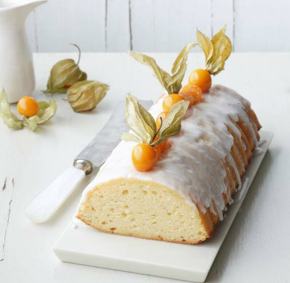 Weißer Schokokuchen mit weißen Rüben, mit Physalis dekoriert