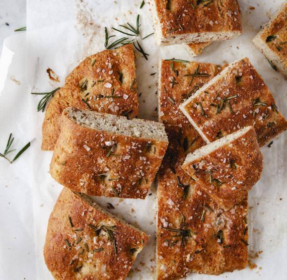 Focaccia, geschnitten, darüber Meersalz und Rosmarin