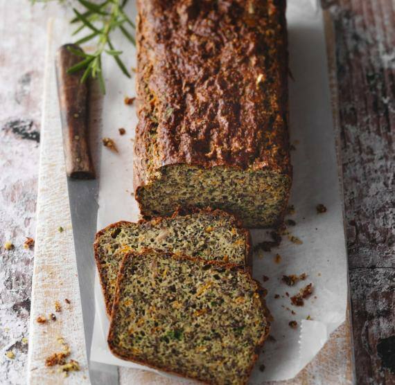 Prot auf Brett mit Messer