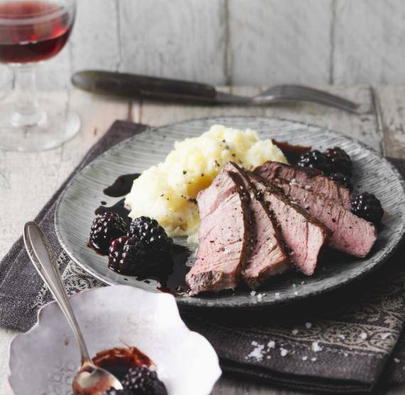 Filet mit Püree und Brombeeren auf Teller