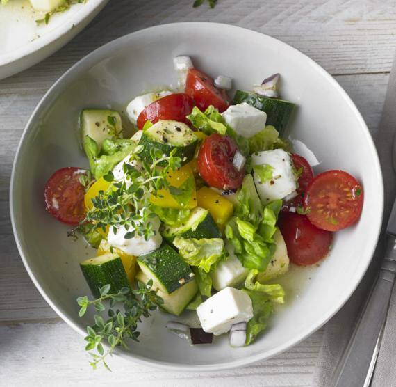 Gemischter Salat mit Feta in einem weißen tiefen Teller