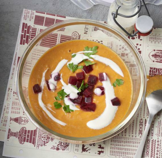 Kürbissuppe mit Rote Bete in einer Glasschüssel