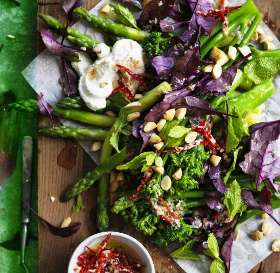 Spargel-Brokkoli-Salat mit Joghurt auf einem Holzbrett