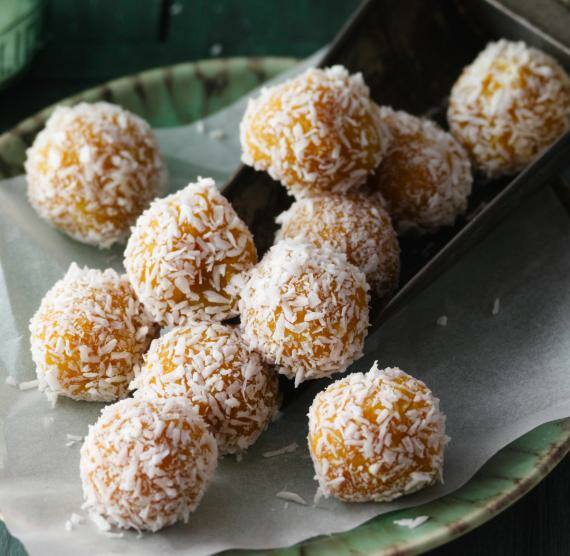 Energiekugeln mit goldener Milch und Ingwer