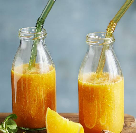 Ingwer-Orangen-Kurkuma-Drink in Flaschen