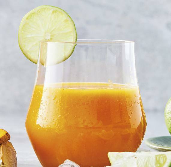 Smoothie mit Ingwer, Karotte und Kurkuma
