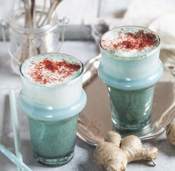 2 Gläser mir blauer Latte