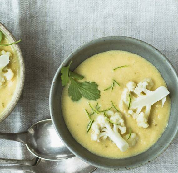 Blumenkohl-Ingwer-Suppe in einer Schüssel von oben