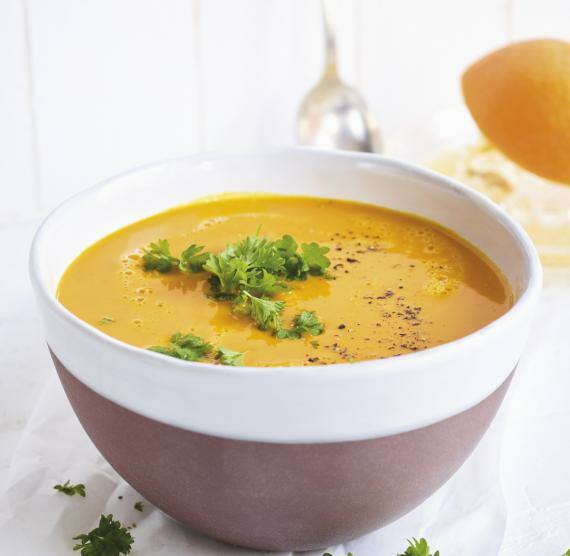 Kürbis-Orangen-Suppe mit Ingwer in einer Schüssel