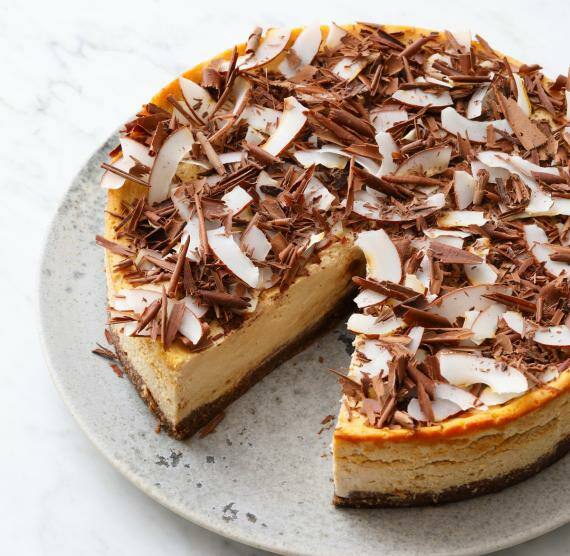 Cheesecake mit Kokos und Schokolade auf einem grauen Teller