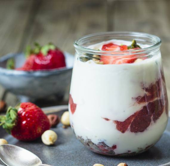 Chia-Pudding mit Kokosnote, Haselnüssen und Erdbeeren