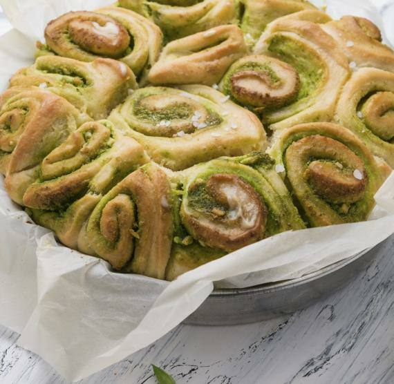 Gebäck in Schneckenform mit Pesto