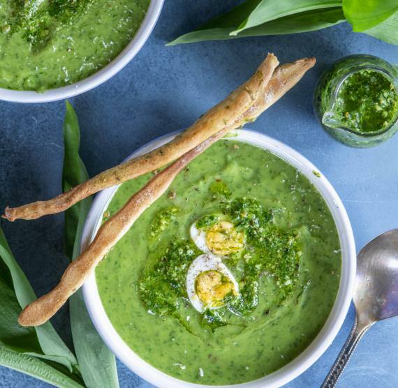 Bärlauch-Spinat-Suppe mit Ei und Grissini