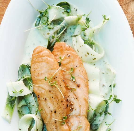 Lachsfilet mit Bärlauchcreme auf ovalem Teller