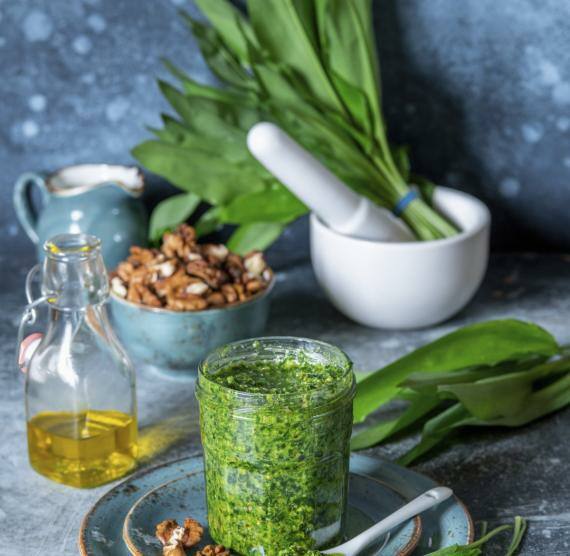 Bärlauch-Walnuss-Pesto in einem Glas