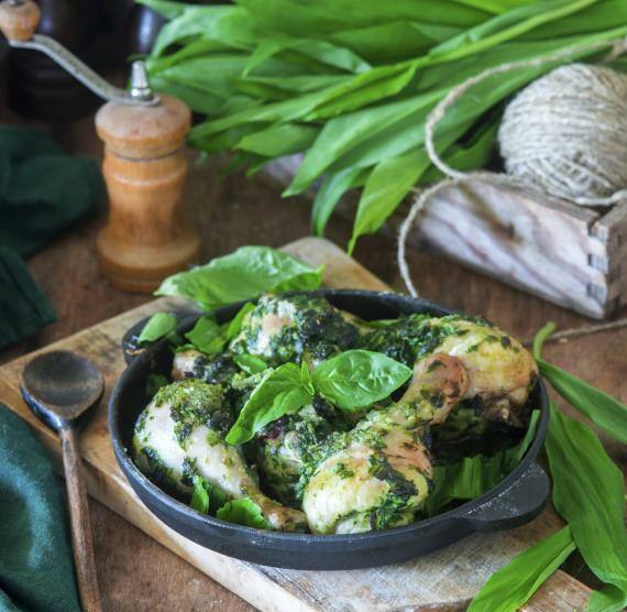 Hähnchenschenkel mit Bärlauch und Parmesan in einer Gusseisenpfanne