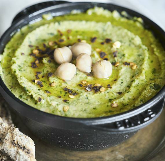 Bärlauchhummus mit Kichererbsen in einer goldenen Schale