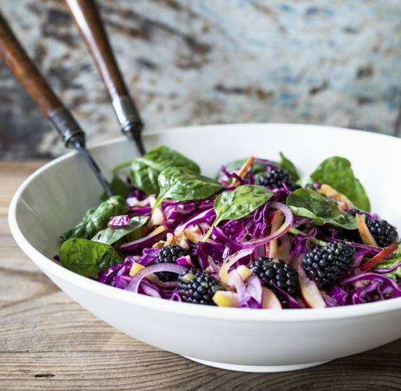 Rotkohlsalat mit Spinat und Brombeeren in einem tiefen Teller