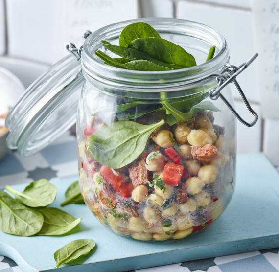Kichererbsensalat mit Spinat in einem Bügelglas