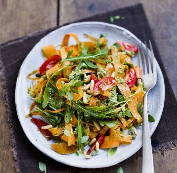 Möhren-Tagliatelle mit Tomaten und Rurcola auf einem Teller