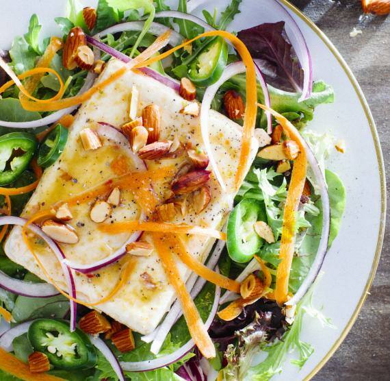 Teller mit Salat und Tofu