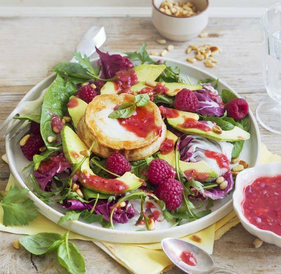 Salat mit Himbeeren und Ziegenkäse auf Teller