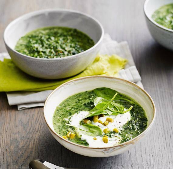 Spiat-Quinoa-Suppe in drei Schüsseln verteilt.