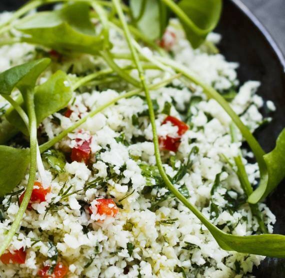 Schale mit Salat und Blumenkohl