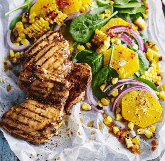 Hähnchen und Salat mit Orangen auf einem Teller