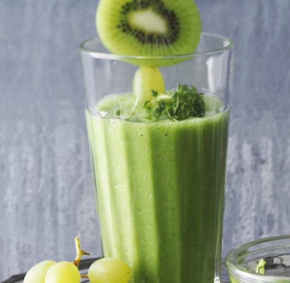 Gläser mit Smoothie und Kiwi