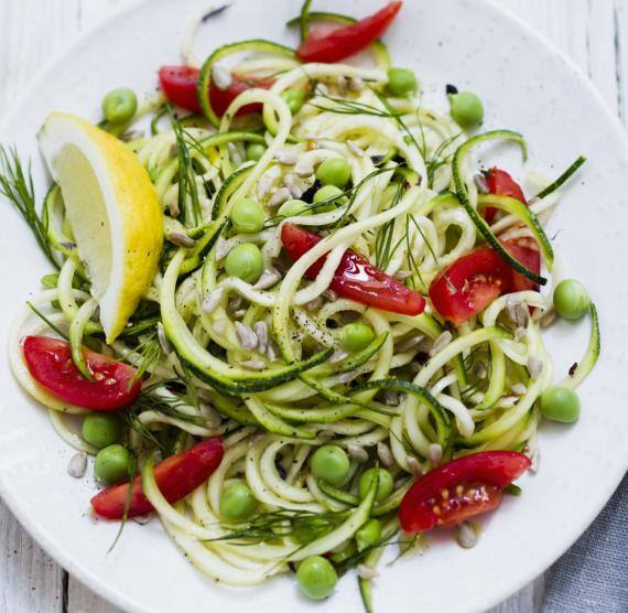 Gemüsenudeln mit Tomaten auf einem Teller