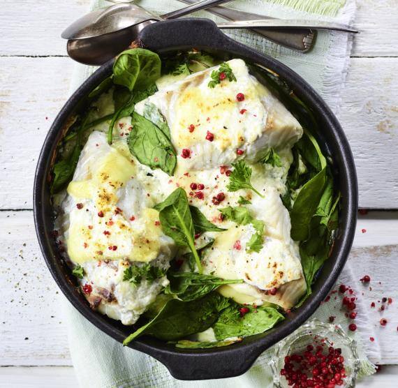 Pfanne mit Fisch und Spinat