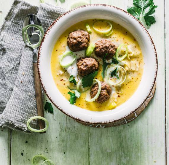 Käse-Porree-Suppe mit Hackbällchen in einer Schale