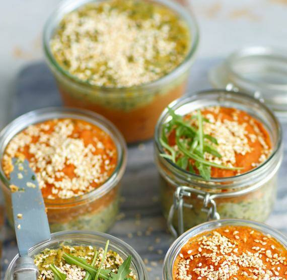 Pasteten in Gläsern auf einem Tisch