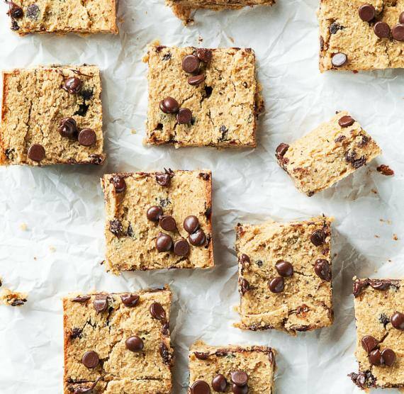 Gebäck auf weißem Backpapier