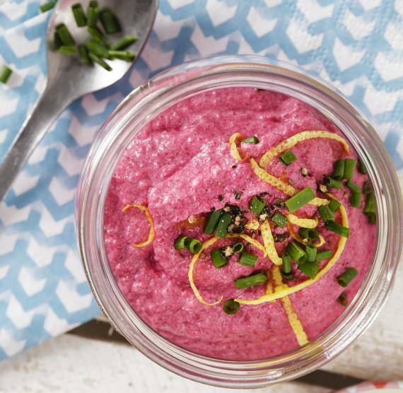 Rosa Creme in einem Glas