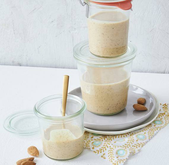 Einmachgläser mit Mandelmus