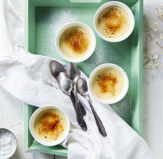 Tablett mit kleinen Crème brulée Schälchen