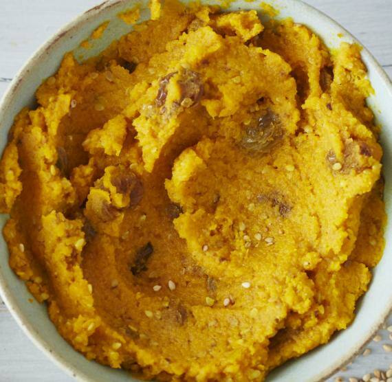 Creme aus Karotten in einer Schüssel