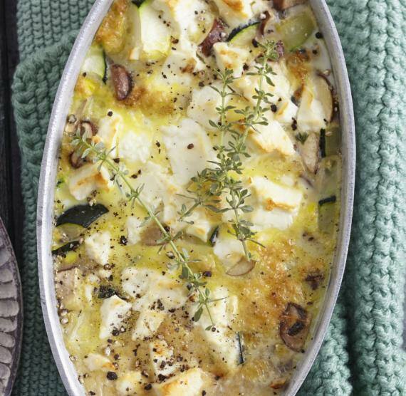 Auflauf in einer Form auf einem Tisch