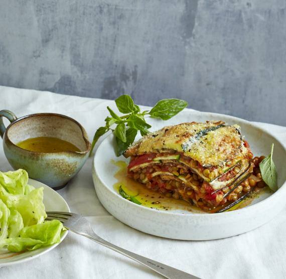 Vegetarische Lasagne auf einem Teller