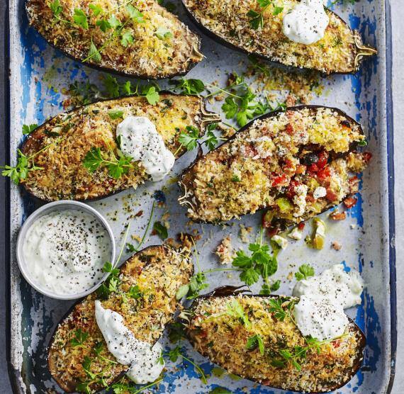 Auberginen griechische Art aus dem Ofen in einer Auflaufform