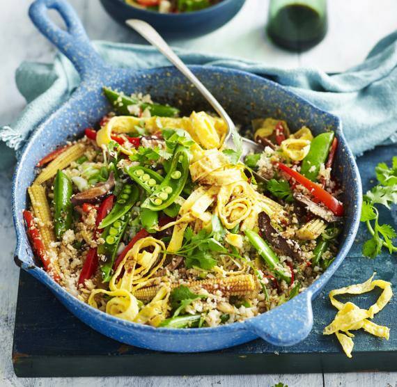 Gebratener Blumenkohlreis mit Gemüse in einer Pfanne