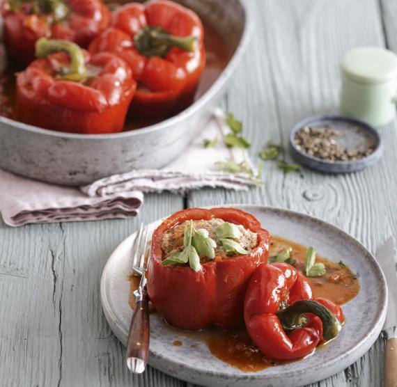 Grfüllte Paprika mit Hackfleisch auf Teller mit Besteck