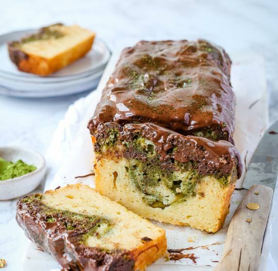 Marmorkuchen auf Brett mit Messer