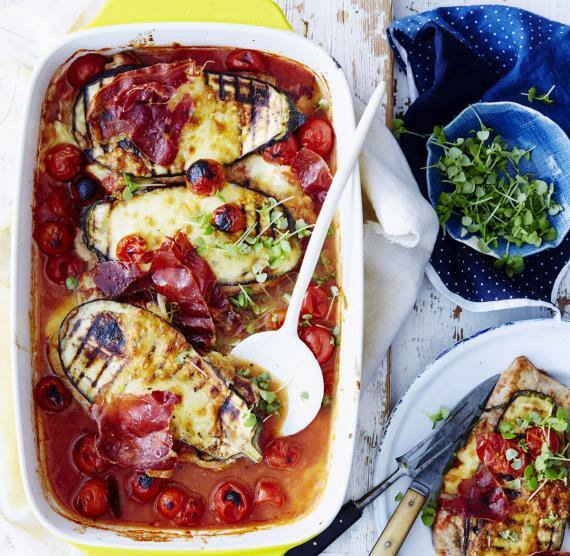 Auflauf in einer weißen Form