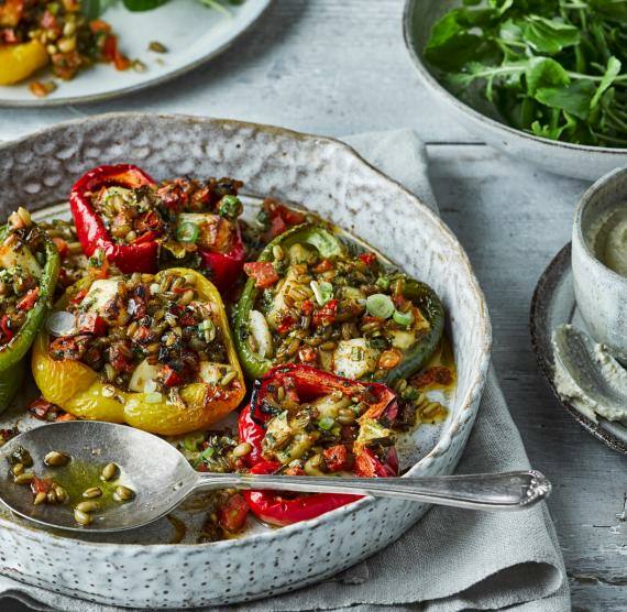 Auflauffform mit bunter, gefüllter Paprika