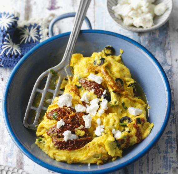 Rührei griechischer Art mit Feta in einer kleinen blauen Pfanne