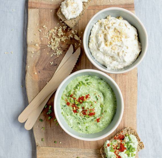 Grüne Creme in einem Schälchen