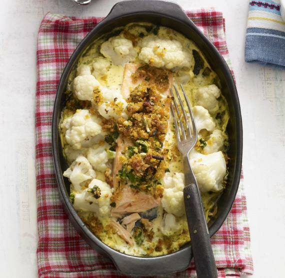 Lachs und Blumenkohl in einer Auflaufform